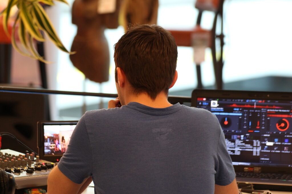 Live Streaming, Operator Live, FOH Live Streaming, Alat Live Streaming, Acara Live Streaming, Apa itu live streaming, Manfaat Live Streaming, Platform Live Streaming, Alat 