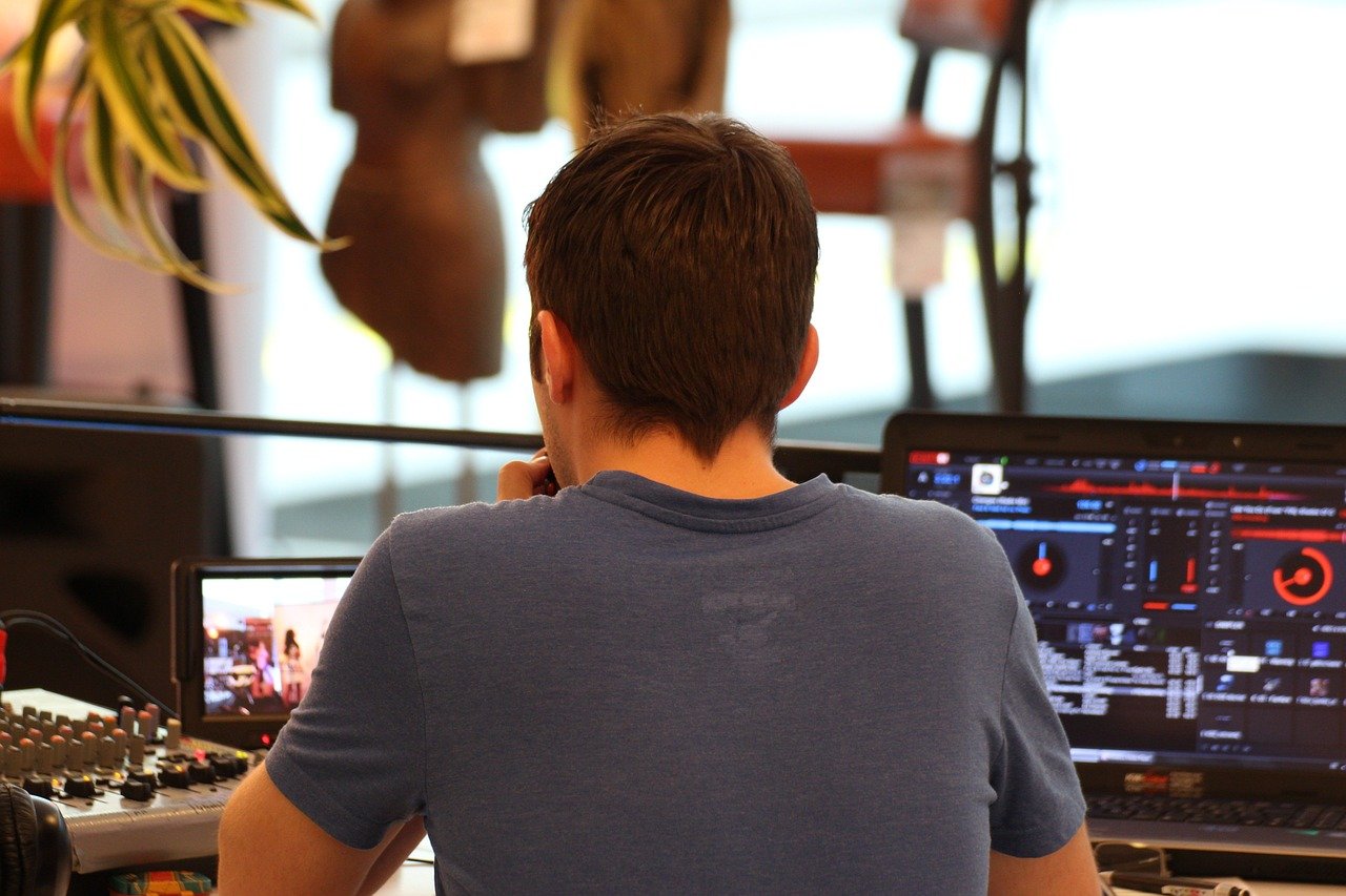 Live Streaming, Operator Live, FOH Live Streaming, Alat Live Streaming, Acara Live Streaming, Apa itu live streaming, Manfaat Live Streaming, Platform Live Streaming, Alat